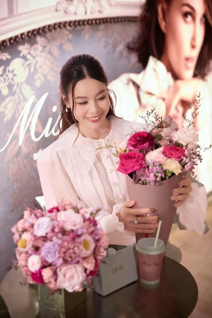 Á hậu Ánh Vương mong phụ nữ luôn được yêu thương, không chỉ trong ngày đặc biệt mà cả những ngày bình thường nhất. “Không cần lúc nào cũng mạnh mẽ hay chu toàn mọi thứ, đôi khi được sống bình yên và ở bên những người mình thương đã là hạnh phúc”, cô viết. Ảnh: FB Ánh Vương.