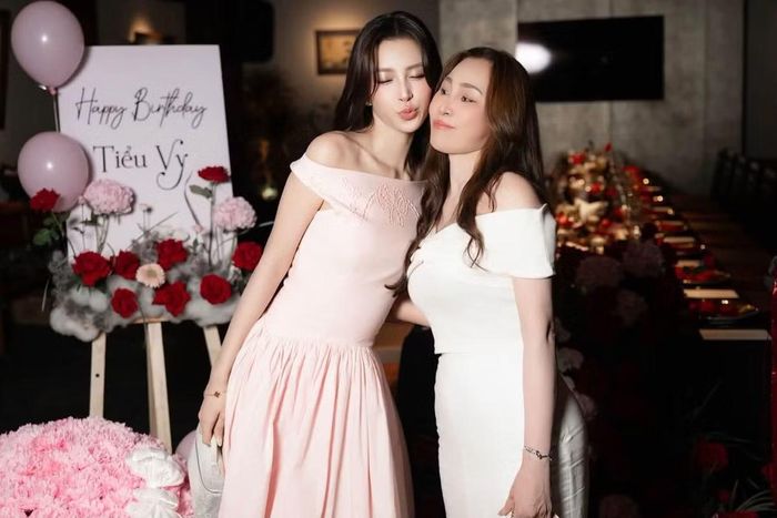 Hoa hậu Trần Tiểu Vy gửi lời chúc đến mẹ và tất cả phụ nữ nhân ngày Phụ nữ Việt Nam 20/10. Cô mong mọi người luôn xinh đẹp, tự tin, được yêu thương và trân trọng. “Mong rằng mỗi ngày trôi qua đều là một ngày thật dịu dàng, ngập tràn niềm vui và những điều tốt đẹp”, người đẹp chia sẻ. Ảnh: FB Tiểu Vy.
