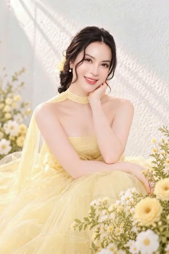 MC Thanh Mai gửi lời cảm ơn đến những người phụ nữ đã mang lại sự ấm áp cho cuộc sống của cô, từ bạn thân, đồng nghiệp đến những người chị đi trước luôn sẵn lòng chỉ dạy. Nữ MC chúc chị em có ngày 20/10 rực rỡ, được yêu thương và có nhiều niềm vui. Ảnh: FB Thanh Mai.