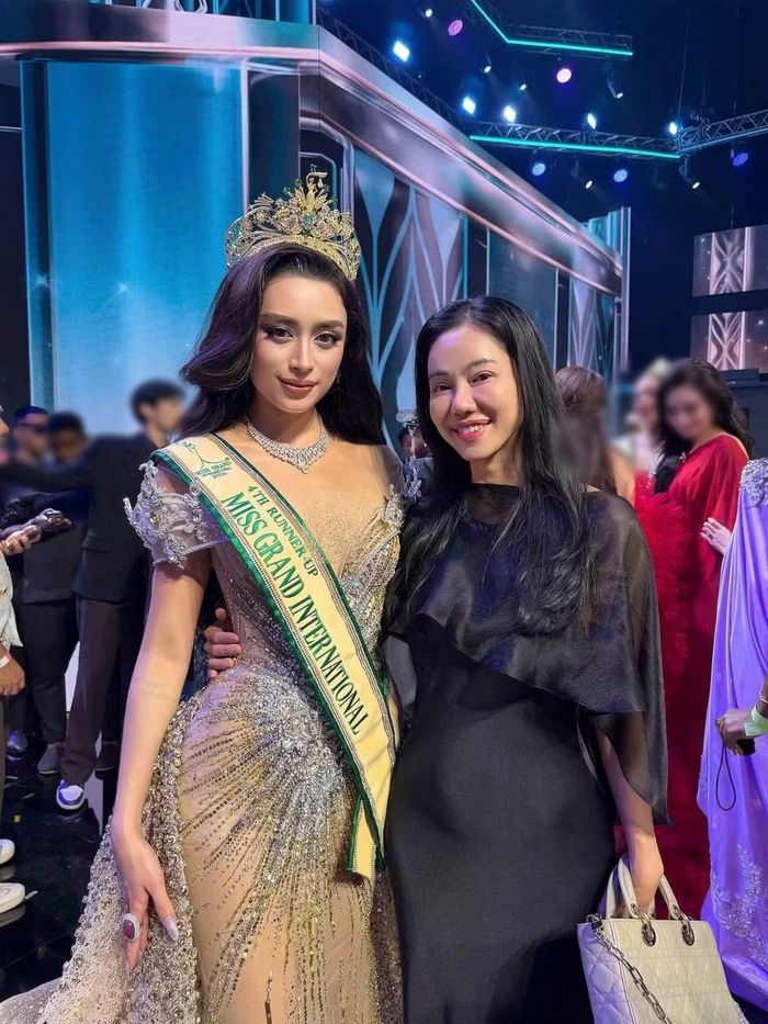Emoura Phạm cũng gửi lời chúc đến bà Phạm Kim Dung và tất cả phụ nữ luôn được trân trọng, yêu thương và sống rực rỡ theo cách riêng. Ảnh: FB Emoura Phạm.
