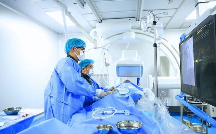 Ê-kíp can thiệp cho bệnh nhân - Ảnh BVCC