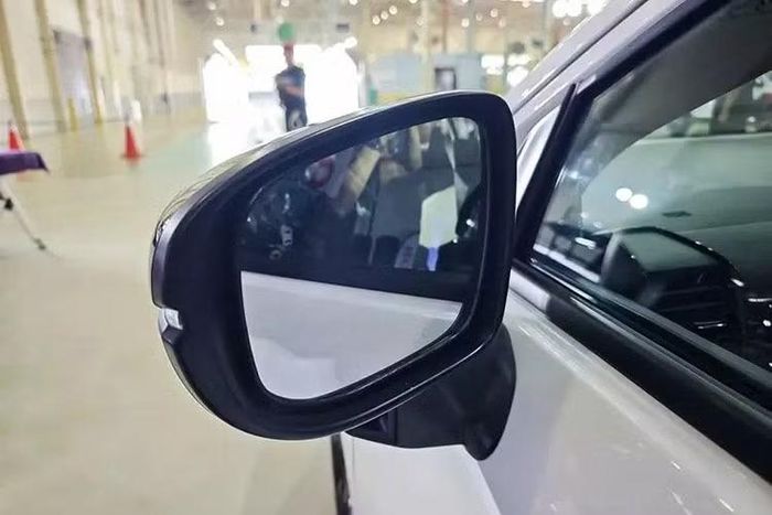 Cả ba phiên bản đều có hệ thống cảnh báo điểm mù BSI và cảnh báo phương tiện cắt ngang phía sau. Gói Honda Sensing tiếp tục hiện diện với các tính năng như phanh giảm thiểu va chạm, ga tự động thích ứng, hỗ trợ giữ làn và giảm thiểu chệch làn đường. Bản RS e:HEV có thêm chức năng hỗ trợ bám theo xe phía trước ở tốc độ thấp khi sử dụng ga tự động thích ứng.