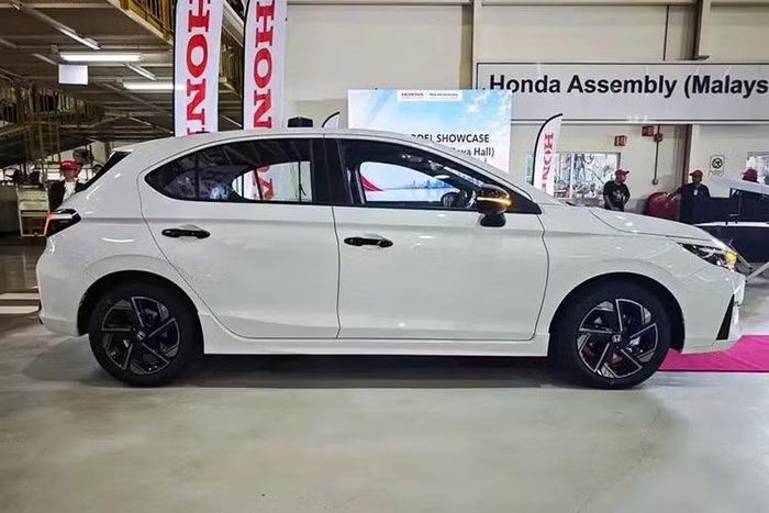 Cũng giống City Sedan, Honda City Hatchback 2026 có thiết kế đầu xe mới, một số thay đổi nhỏ về ngoại thất và nâng cấp trong khoang nội thất. Trong đó, phần đầu xe được làm sắc sảo hơn với những thay đổi bao gồm cụm đèn pha LED kép dạng projector thanh mảnh hơn và cản trước mới. Thiết kế phần dưới của cản trước sẽ thay đổi tùy theo phiên bản.