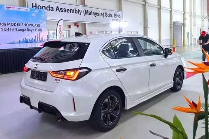 Ở phía sau, xe được trang bị bộ khuếch tán gió có thiết kế mới. Mẫu hatchback 5 cửa này cũng có các thiết kế mâm xe mới giống Honda City Sedan 2026, trong đó bản RS sử dụng vành hợp kim 16 inch sơn đen Berlina Black kết hợp bề mặt gia công tối màu.