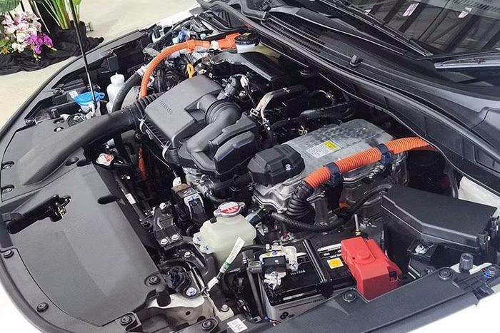 Hai bản V và RS sử dụng động cơ xăng 1.5L i-VTEC, công suất 121 PS, mô-men xoắn 145 Nm, kết hợp hộp số CVT và hệ dẫn động cầu trước. Ngoài ra, Honda City ở thị trường này tiếp tục có tùy chọn động cơ hybrid chưa có ở Việt Nam.