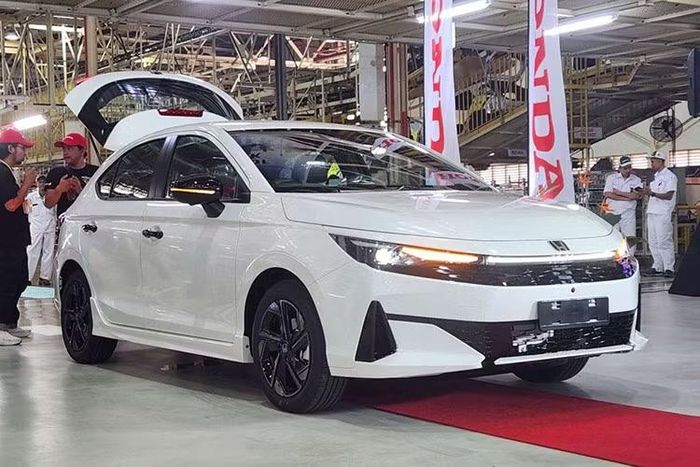 Ở phiên bản mới, Honda loại bỏ hai bản S và E, giữ lại ba phiên bản V, RS máy xăng và RS e:HEV hybrid. Giá bán lần lượt là 95.900 ringgit (khoảng 600 triệu đồng), 100.900 ringgit (khoảng 632 triệu đồng) và 112.900 ringgit (khoảng 707 triệu đồng). Việc loại bỏ bản S khiến giá khởi điểm tăng 10.000 ringgit so với trước, trong khi giá ba phiên bản còn lại không đổi.