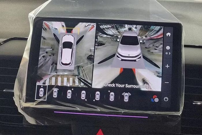 Cả ba phiên bản đều có màn hình giải trí 10 inch, hỗ trợ Apple CarPlay và Android Auto không dây. Trong khi đó, ở Việt Nam, màn 10 inch chỉ xuất hiện trên City RS. Các trang bị khác gồm đồng hồ kỹ thuật số TFT 7 inch, cửa gió điều hòa hàng ghế sau và cổng sạc USB phía sau. Bản V có gương chiếu hậu ngoài tự động gập, trong khi hai bản RS bổ sung gương chiếu hậu trong xe chống chói tự động. Bản RS e:HEV có thêm sạc điện thoại không dây.