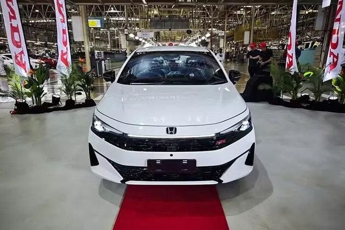 Tại Malaysia, Honda áp dụng bảo hành xe 8 năm không giới hạn số km. Pin hybrid trên bản RS e:HEV được bảo hành 10 năm theo điều kiện của hãng. Khách mua xe mới còn có thể nhận hỗ trợ tiền mặt 4.000 ringgit (tương đương khoảng 25 triệu đồng).