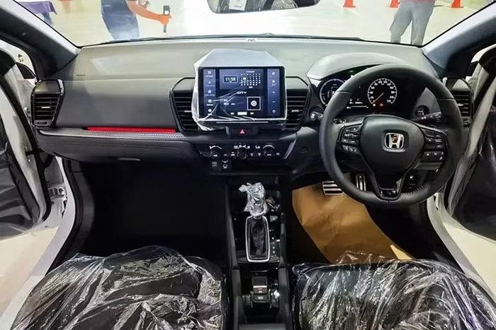 Khoang nội thất cũng nhận được những nâng cấp tương tự Honda City Sedan 2026. Các thay đổi bao gồm màn hình cảm ứng giải trí Display Audio 10 inch lớn hơn trên những phiên bản cao cấp và ốp mặt táp-lô mới với họa tiết 3D màu bạc, đi kèm đường viền màu đỏ. Hệ thống đèn viền nội thất cũng được bổ sung, có màu đỏ hoặc xanh dương, tùy phiên bản. Riêng bản RS có thiết kế bọc ghế mới.