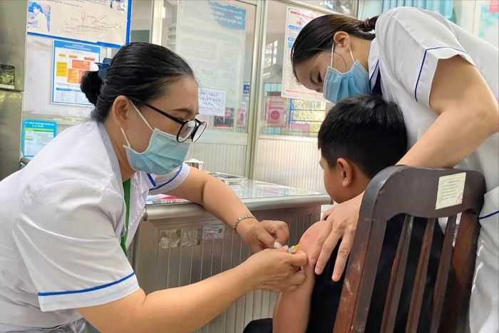 Người dân tiêm vắc xin phòng cúm mùa tại CDC Đồng Nai. Ảnh: CDC Đồng Nai