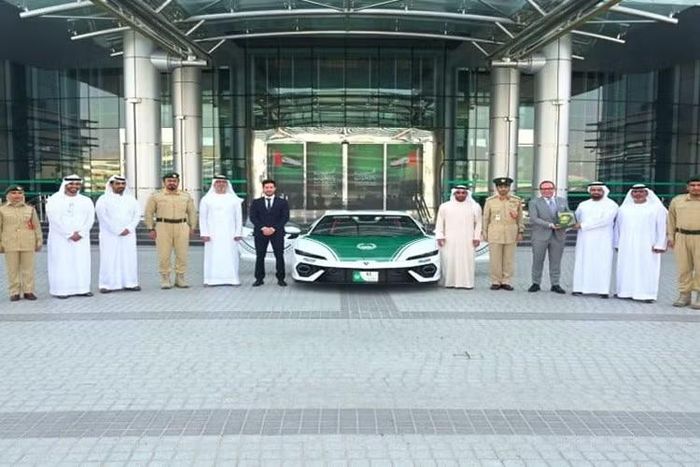 Cảnh sát Dubai vừa bổ sung thêm một siêu xe nữa vào đội xe tuần tra cao cấp nổi tiếng thế giới của mình. Chiếc xe mới nhất là Lamborghini Temerario, được đưa vào sử dụng thông qua sự hợp tác giữa Lamborghini Abu Dhabi và Dubai.