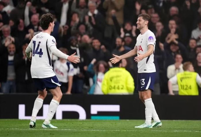 Hậu vệ Ben Davies ghi bàn ở phút 90+6, khép lại chiến thắng đầu tiên của Tottenham tại Ngoại hạng Anh mùa này. Ảnh: PA