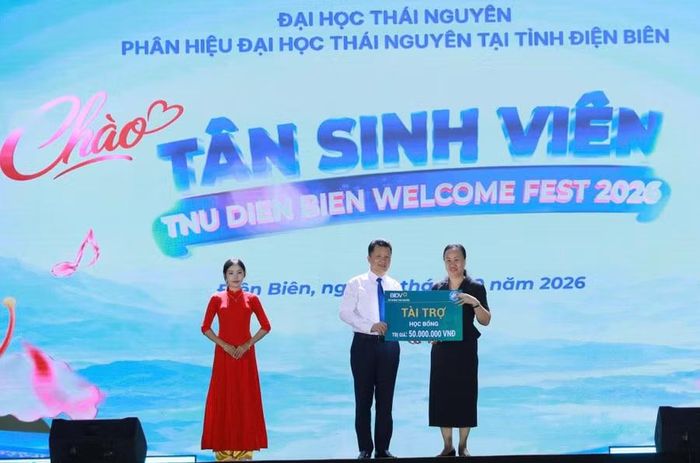 PGS.TS Nguyễn Thanh Hà, Giám đốc Phân hiệu Đại học Thái Nguyên tại Điện Biên tiếp nhận tài trợ từ BIDV.