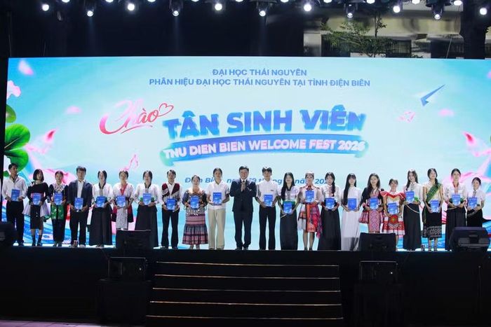 Tại chương trình 20 tân sinh viên được Đại học Thái Nguyên trao tặng học bổng.