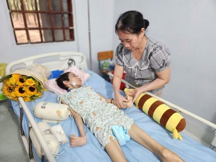Bà Nguyễn Thị Hòa - mẹ em Lý dành toàn bộ thời gian ở nhà để chăm sóc con.