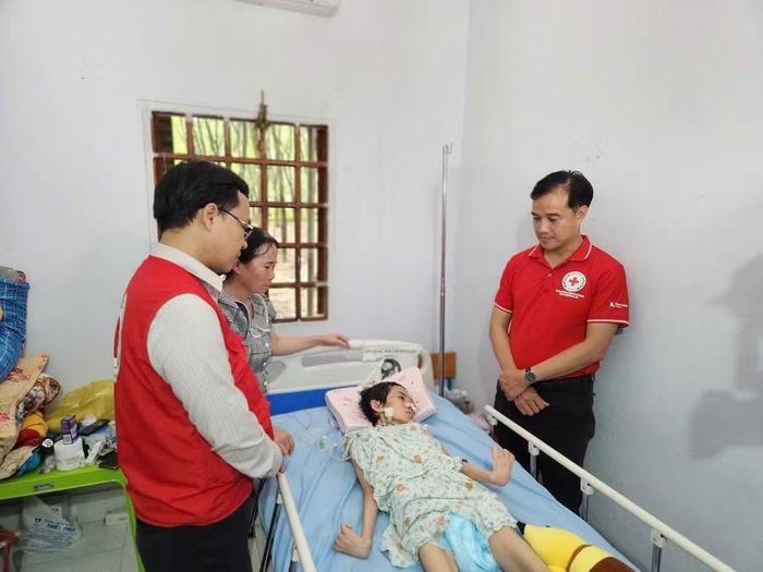 Ông Nguyễn Minh Nhựt - Chủ tịch Hội Chữ thập đỏ TPHCM (trái) và ông Tống Xuân Giang - Phó Chủ tịch Hội Chữ thập đỏ TPHCM (phải) đến thăm hỏi, động viên và hỗ trợ gia đình.
