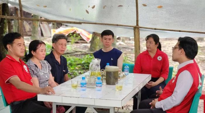 Bố mẹ và anh trai của Lý không cầm được nước mắt khi chia sẻ lại câu chuyện tai nạn của em Lý.