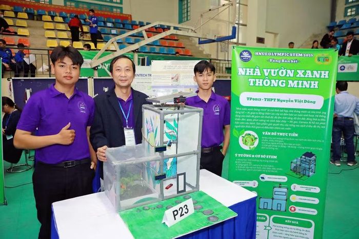 Thầy Trang Minh Thiên và học trò tại Cuộc thi Olympic STEM HNUE 2025.
