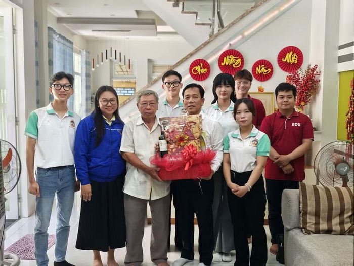 Nam sinh cũng tích cực tham gia hoạt động xã hội, tri ân người có công. Ảnh: NVCC.