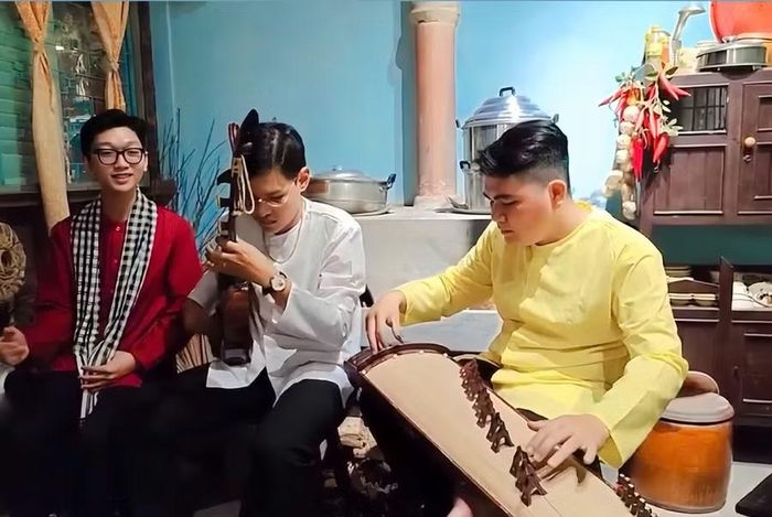 Trần Tấn Phát (trái) trong một buổi biểu diễn Đờn ca tài tử. Ảnh: NVCC.