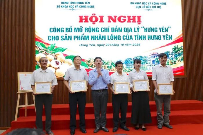 Ông Nguyễn Xuân Hải, Phó Giám đốc Sở KH&CN tỉnh Hưng Yên trao Giấy chứng nhận sử dụng chỉ dẫn địa lý “Hưng Yên” cho sản phẩm nhãn lồng của tỉnh Hưng Yên cho các tổ chức, cá nhân. Ảnh: Đinh Chiến