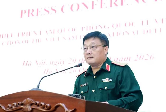 Thiếu tướng Nguyễn Đức Tăng chia sẻ một số thông tin về triển lãm. Ảnh: Đình Tuệ.