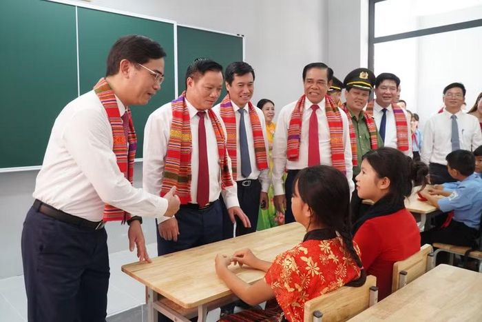 Đoàn công tác lãnh đạo trung ương và tỉnh Nghệ An thăm hỏi, động viên học sinh Trường PT nội trú Tiểu học và THCS Anh Sơn trong dịp khai giảng đầu tiên ở trường mới. Ảnh: Hồ Lài