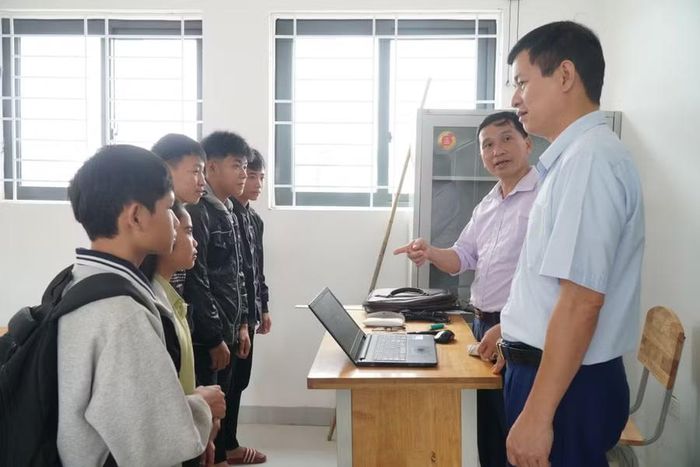 Ông Nguyễn Văn Vỹ, Hiệu trưởng Trường Phổ thông nội trú Tiểu học và THCS Môn Sơn trò chuyện cùng giáo viên, học sinh. Ảnh: Hồ Lài