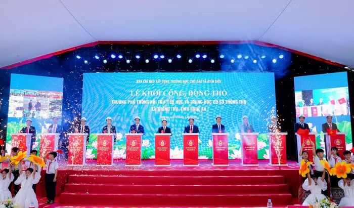 Các đại biểu thực hiện nghi thức khởi công Trường phổ thông nội trú liên cấp Tiểu học và THCS Thông Thụ, Nghệ An.
