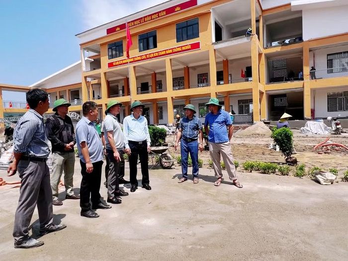 Đoàn công tác tỉnh Nghệ An kiểm tra cơ sở vật chất Trường Phổ thông nội trú Tiểu học và THCS Hạnh Lâm (xã Hạnh Lâm, Nghệ An) trước khi bắt đầu năm học 2026 - 2027. Ảnh: Hồ Lài