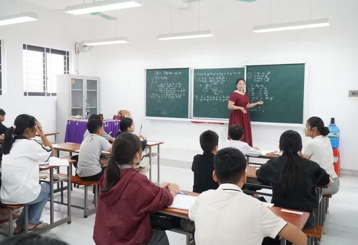Giờ học của cô trò lớp 8A2, Trường Phổ thông nội trú Tiểu học và THCS Môn Sơn, xã Môn Sơn, Nghệ An. Ảnh: Hồ Lài