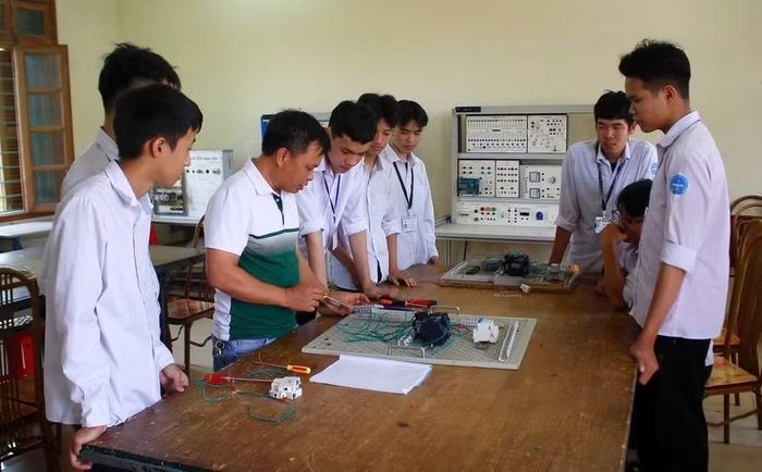 Sinh viên Trường Cao đẳng Hưng Yên trong giờ thực hành.