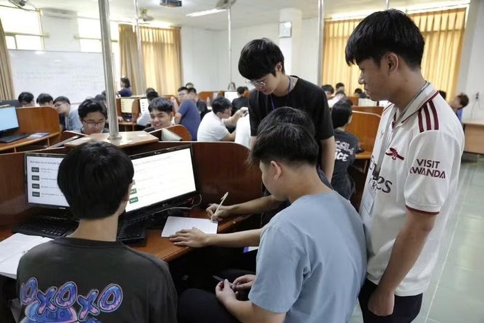 Sinh viên Trường Đại học Thái Bình trong giờ học thực hành công nghệ.