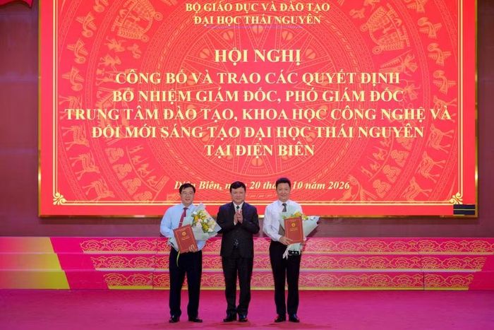 PGS.TS. Hoàng Văn Hùng (đứng giữa) trao quyết định bổ nhiệm Giám đốc và Phó Giám đốc Trung tâm Đào tạo, Khoa học Công nghệ và Đổi mới sáng tạo Đại học Thái Nguyên tại Điện Biên.