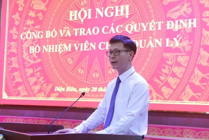 Tiến sĩ Lê Tùng, Trưởng khoa Sư phạm, phân hiệu Đại học Thái Nguyên tại Điện Biên phát biểu nhận nhiệm vụ.