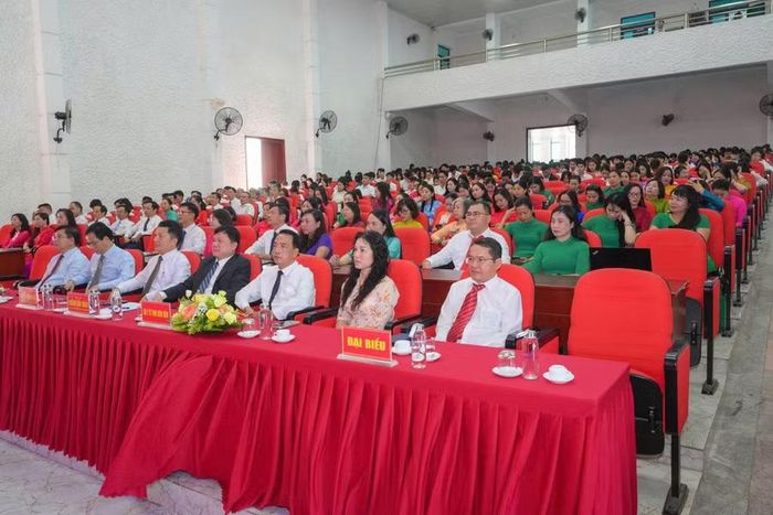 Các đại biểu và sinh viên tham dự Hội nghị.