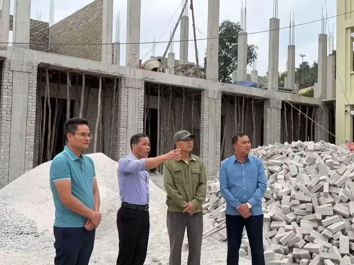 Bí thư Đảng ủy xã Lũng Cú Dương Ngọc Đức kiểm tra tiến độ thi công Trường PTDTBT Tiểu học và THCS Ma Lé.