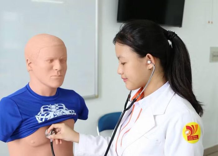 Sinh viên Trường Cao đẳng Viễn Đông trong tiết thực hành.