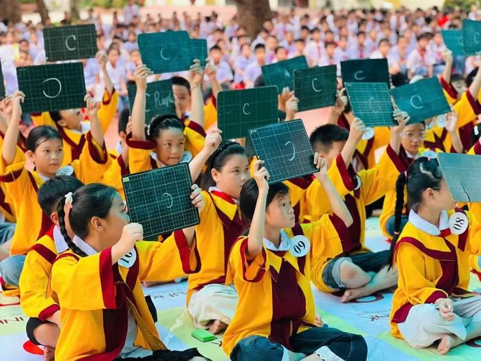 Học sinh Trường Tiểu học Bắc Vũ Dương (xã Vũ Dương, tỉnh Ninh Bình) hào hứng tham gia cuộc thi Tiếng Anh.
