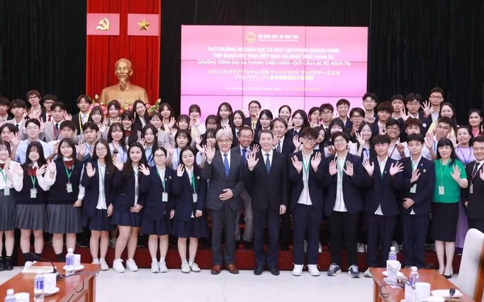 Các đại biểu chụp ảnh lưu niệm.