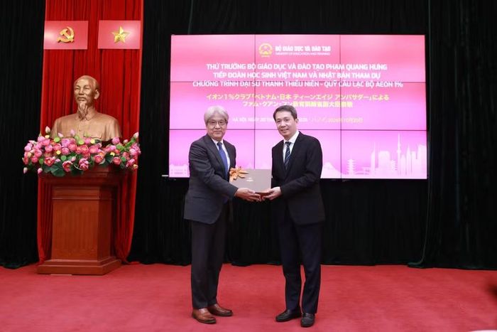 Ông Watanabe Hiroyuki tặng quà lưu niệm cho Thứ trưởng Phạm Quang Hưng.