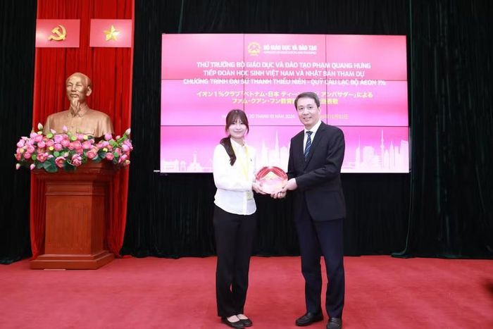 Đại diện học sinh Nhật Bản tặng quà lưu niệm cho Thứ trưởng Phạm Quang Hưng. Ảnh: Đình Tuệ.