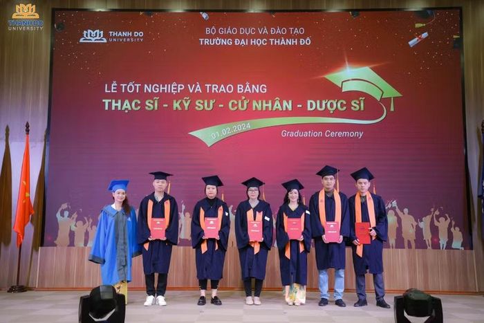 Trao bằng thạc sĩ, kỹ sư, cử nhân, dược sĩ tại Trường Đại học Thành Đô.