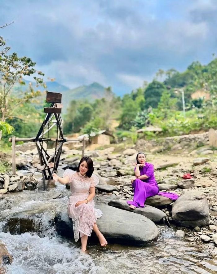 Du khách hòa mình vào thiên nhiên tại một góc Huổi Nhả.