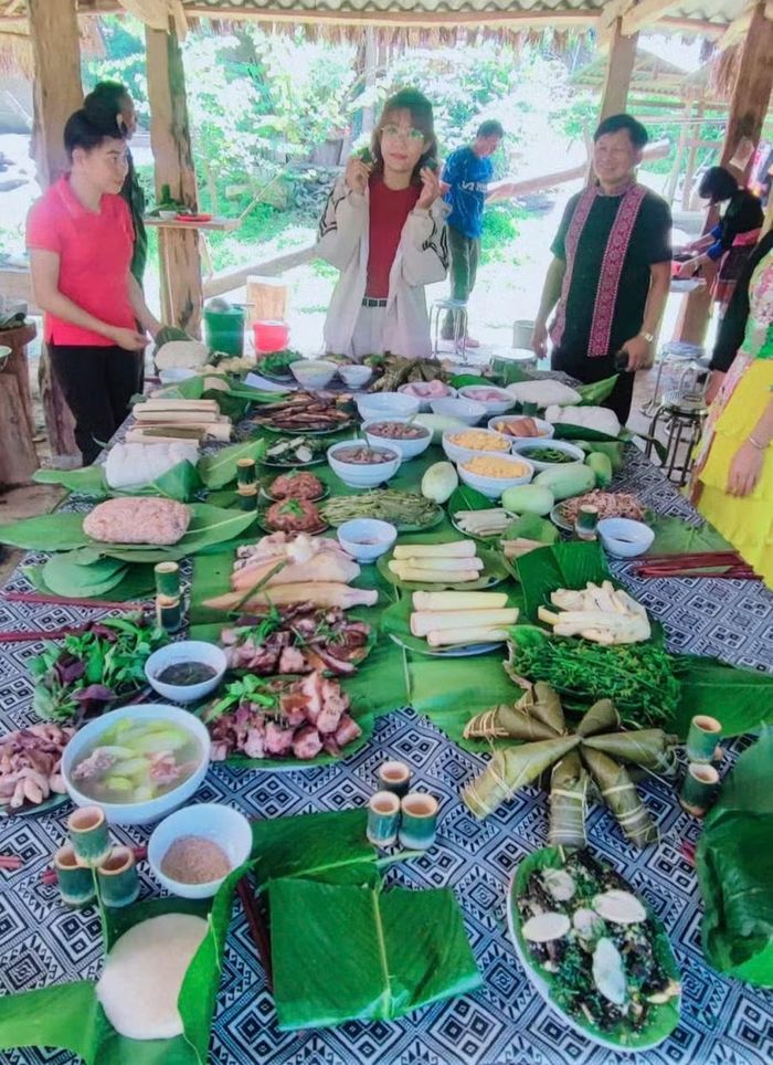 Mâm cơm được gia đình anh Tủa bày biện bắt mắt với những món ăn đậm nét văn hóa của người dân địa phương.