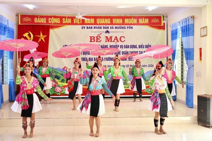 Học viên thực hành trong khuôn khổ lớp tập nâng cao kỹ năng dàn dựng, biểu diễn và quản lý hoạt động văn nghệ được xã Mường Pồn tổ chức hồi cuối tháng 9, đầu tháng 10/2026.
