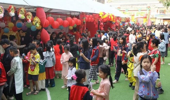 Chương trình hội chợ đầu năm 2026 của Trường tiểu học & THCS Tân Khai (Vĩnh Hưng, Hà Nội). Ảnh: TG.