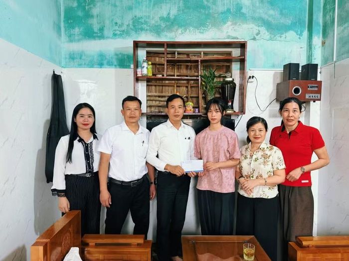 Những phần quà từ Quỹ “Giúp bạn đến trường” góp phần tiếp sức cho học sinh có hoàn cảnh khó khăn trên hành trình đến trường.