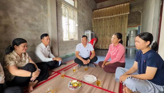 Ông Nguyễn Văn Nhẫn, Hiệu trưởng Trường THPT Ngô Quyền thăm hỏi, chia sẻ với gia đình học sinh có hoàn cảnh khó khăn.