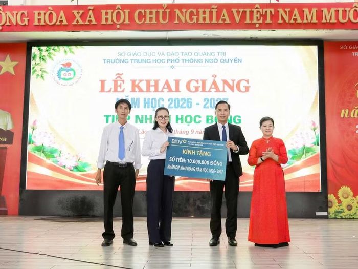 Những tấm lòng sẻ chia từ doanh nghiệp, đoàn thể và cộng đồng tiếp thêm nguồn lực để học sinh nghèo vững bước đến trường.